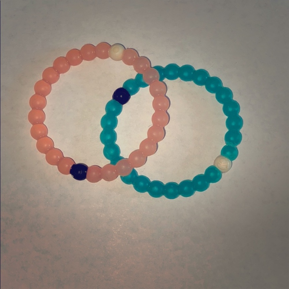 2 Bracelets